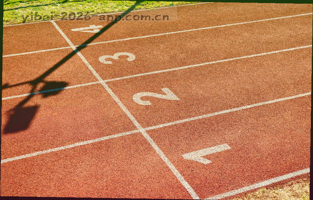 俯瞰球场战术跑位线条的示意图
